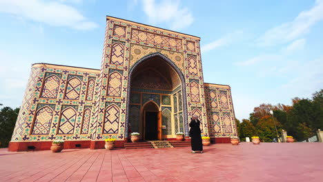 Fassade-Der-Madrassa-Und-Moschee-In-Samarkand,-Usbekistan-Entlang-Der-Historischen-Seidenstraße