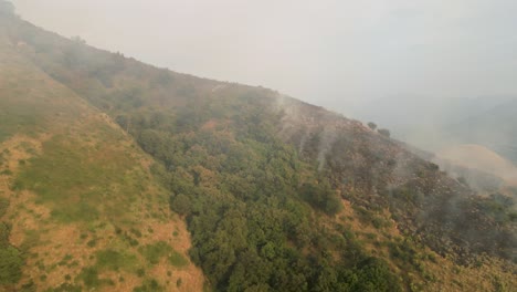 Luftaufnahme-Von-Rauchwolken,-Die-Von-Waldbränden-Auf-Dem-Berg-Herrühren