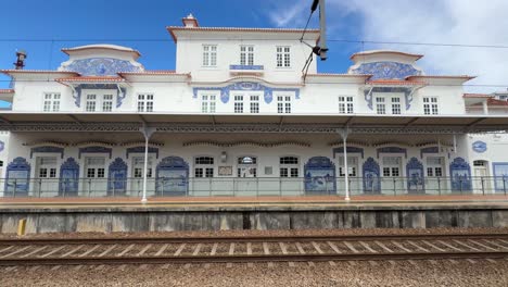 Malerische-Architektonische-Details-Und-Die-Dekorativen-Azulejos-Im-Bahnhof-Von-Aveiro-In-Portugal