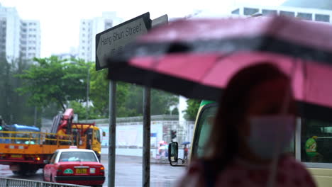 Tráfico-En-El-Centro-De-Una-Gran-Metrópolis-Asiática-Detrás-De-Una-Señal-De-Calle