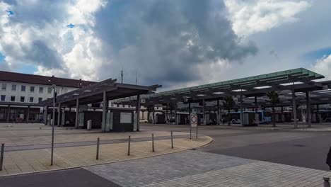 Time-lapse-De-Movimiento-Panorámico-Del-Transporte-Público-En-La-Estación-De-Autobuses-Y-Trenes-De-Alemania