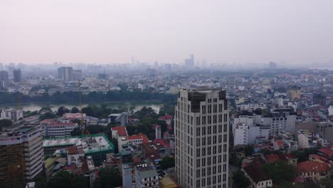 Dieses-Filmmaterial-Zeigt-Einen-Blick-Auf-Hanoi,-Vietnam,-Mit-Einem-See-Inmitten-Der-Geschäftigen-Stadt