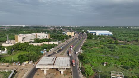 Luftaufnahme-Der-Autobahn-Von-Chennai-Nach-Hosur-Am-Mittag,-Bei-Klarem-Himmel-Und-Stetigem-Verkehr,-Die-Die-Reibungslose-Verbindung-Zwischen-Den-Beiden-Städten-Zeigt