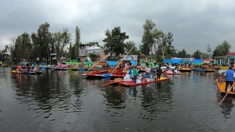 Montar-En-Trajineras-En-Xochimilco,-Los-Jardines-Flotantes-De-La-Ciudad-De-México.