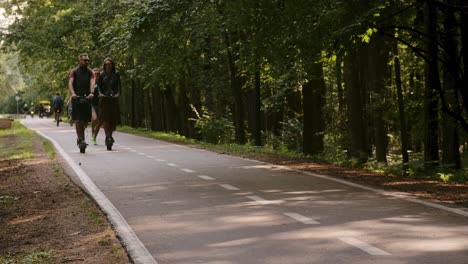 Menschen,-Die-Im-Stadtpark-ökologische-Transportmittel-Nutzen