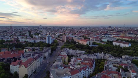 La-Bundesplatz-De-Berlín-Al-Atardecer,-Mostrando-El-Horizonte-De-La-Ciudad-Con-Nubes-Espectaculares