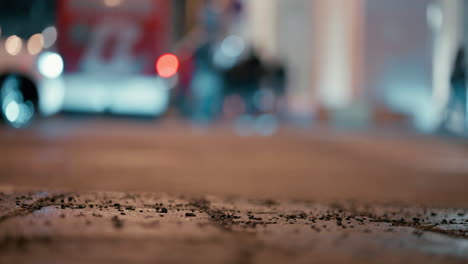 Nahaufnahme-Einer-Frau-In-Stöckelstiefeln,-Die-In-Einer-Kalten-Winternacht-In-Zeitlupe-Durch-Die-Straße-Läuft