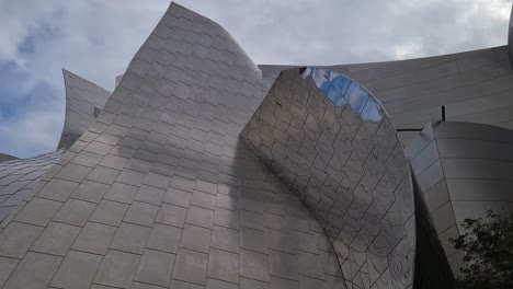 Außenansicht-Des-Walt-Disney-Concert-Hall-Gebäudes,-Wahrzeichen-Der-Innenstadt-Von-Los-Angeles,-Kalifornien,-USA