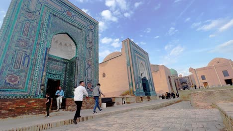 Registan-Mausoleum-Fassade-In-Samarkand-In-Usbekistan-4-K