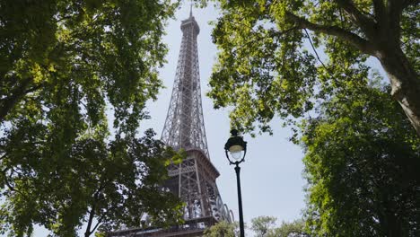 Olympische-Spiele-2024-In-Paris,-Eiffelturm,-Schwenk-Durch-Bäume