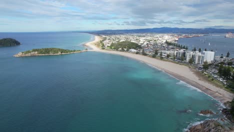 Volando-Hacia-La-Playa-De-Mount-Maunganui-En-Tauranga,-Nueva-Zelanda---Fotografía-Tomada-Con-Un-Dron