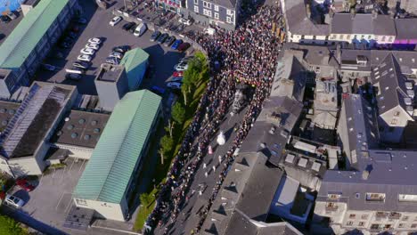 Luftaufnahme-Der-Straßen-Von-Galway,-Die-Während-Der-Pegasus-Parade-Mit-Zuschauern-überfüllt-Sind