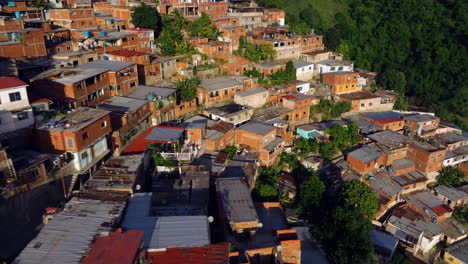 Luftaufnahme-Einer-Elendsviertel-Am-Hang-In-Der-Nähe-Der-Stadt-Caracas-In-Venezuela