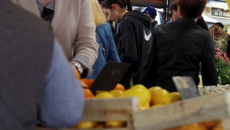 People-shop-for-fresh-produce-at-Le-Marché-Provençal-in-Antibes,-France