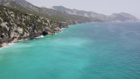 Vista-Panorámica-Del-Golfo-De-Orosei-Con-Cuevas-En-Cala-Gonone,-Cerdeña,-Italia