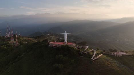 Perspectiva-Aérea-De-La-Estatua-De-Cristo-Rey-En-Cali,-Colombia,-Situada-En-La-Cima-De-Una-Montaña