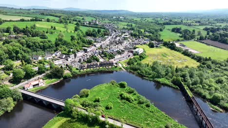 Irland:-Epische-Orte,-Drohnenüberflug-Der-Malerischen-Stadt-Cappoquin-In-Co