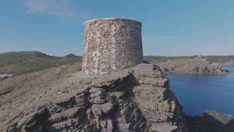 Primer-Plano-De-La-Vista-Aérea-De-La-Torre-Del-Acantilado-De-Piedra-De-Des-Colomar,-Menorca,-España