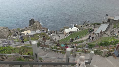 Schwenkaufnahme-Von-Touristen,-Die-Im-Sommer-Im-Minack-Theater-Für-Fotos-Posieren