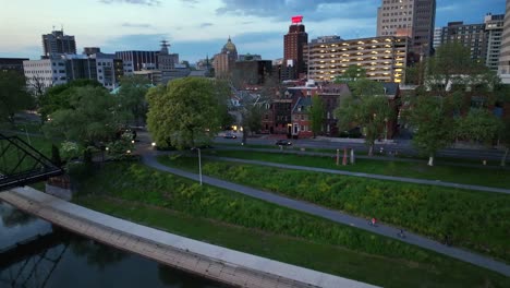 Kleine-Innenstadt-Mit-Hochhäusern-Bei-Sonnenuntergang-In-Einer-Amerikanischen-Stadt