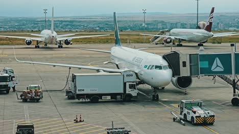 Malerische-Aussicht-Auf-Den-Internationalen-Flughafen-Von-Tiflis-Mit-Seiner-Landebahn-Vor-Dem-Hintergrund-Der-Wolken-In-Georgien