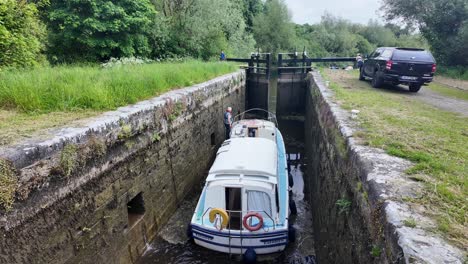 Lugares-épicos-De-Irlanda,-Esclusa-De-Canal,-Barco,-Bajada-Del-Nivel-Del-Agua-En-El-Río-Barrow,-Irlanda-En-Verano