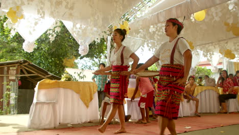 Dos-Jóvenes-Bailando-Una-Danza-Tribal-Filipina-Tradicional-En-Una-Recepción.