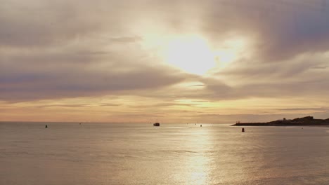 Skyline-Blick-Auf-Den-Sonnenuntergang-Am-Abend-Mit-Horizont,-Wolken,-Sonnenlicht-Und-Meerwasser-Mit-Wunderschöner-Natürlicher-Kinoansicht