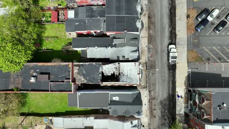 Vista-Aérea-De-Arriba-Hacia-Abajo-De-Antiguas-Casas-Destruidas-En-Una-Peligrosa-Ciudad-Estadounidense-Durante-Un-Día-Soleado