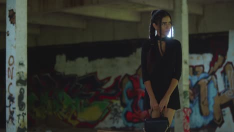 Una-Joven-Latina-Con-Tacones-Rojos-Posando-En-El-Almacén-De-Un-Skate-Park