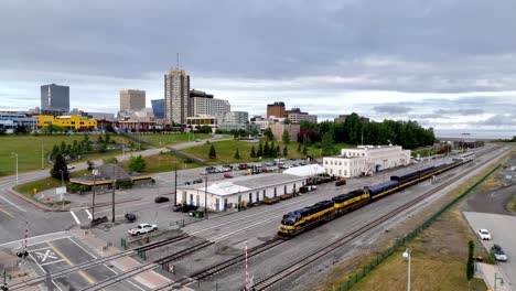 Impulsión-Aérea-Hacia-Anchorage,-El-Horizonte-De-Alaska,-Sobre-El-Ferrocarril-De-Alaska