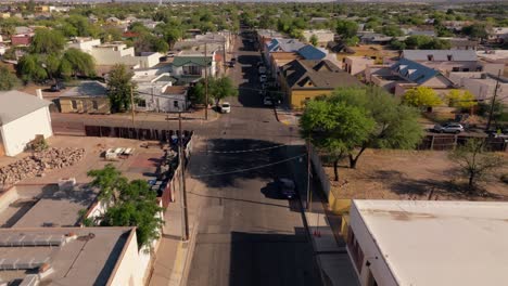 Fliegen-über-Straßen-In-Der-Innenstadt-Von-Tucson,-Arizona,-Barrio-District,-Bunte-Häuser-Und-Berge-Am-Horizont