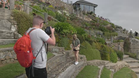 Gimbal-Aufnahme-Eines-Fotografen,-Der-Ein-Model-Im-Minack-Theater-Fotografiert