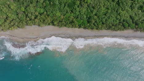 Statische-Luftaufnahmen-Von-Oben-Von-Einem-Felsigen-Strand-Im-Süden-Von-Puerto-Rico