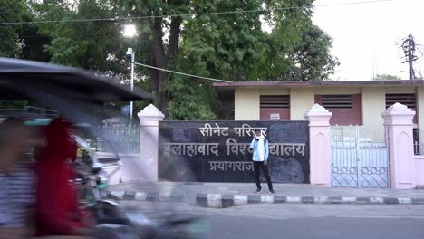 Entrada-Al-Campus-Del-Salón-Del-Senado-De-La-Universidad-De-Allahabad