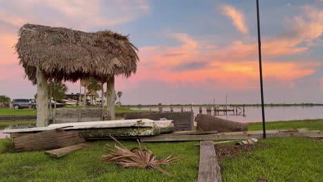 Ein-Bezaubernder-Sonnenuntergang-Erhellt-Die-Folgen-Des-Hurrikans-Baryl,-Während-Trümmer-An-Der-Küste-Der-Galveston-Bay-Angeschwemmt-Werden