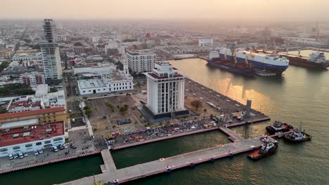 Drohnenaufnahme-Verschiedener-Schiffe-Im-Hafen-Von-Veracruz-In-Mexiko