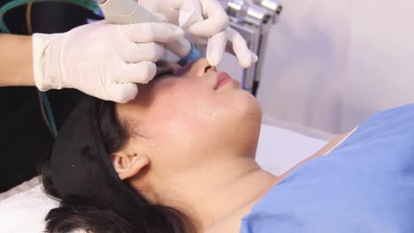 El-Dermatólogo-Utiliza-La-Máquina-Hydrafacial-En-La-Piel-Del-Rostro,-Sesión-De-Cuidado-De-La-Piel