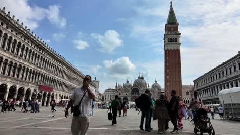 Time-Lapse-Of-Tourists-At-St