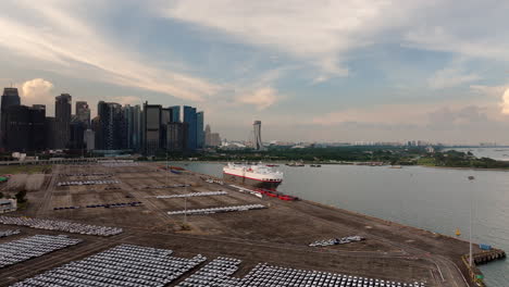 Brandneue-Fahrzeuge-Warten-Auf-Transport,-Hafen-Von-Singapur,-Luftaufnahme