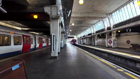 Plataforma-Vacía-En-La-Estación-De-Uxbridge-Con-Un-Tren-Metropolitano-Y-Un-Diseño-Moderno-De-Charles-Holden