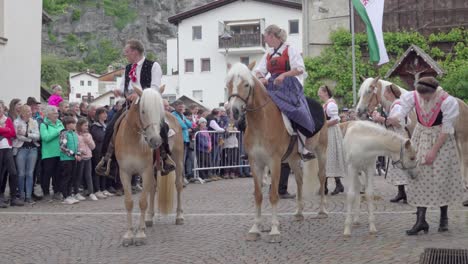 Teil-Der-Haflinger-Pferdeparade-Im-Dorfzentrum-Von-Schluderns---Sluderno,-Südtirol,-Italien