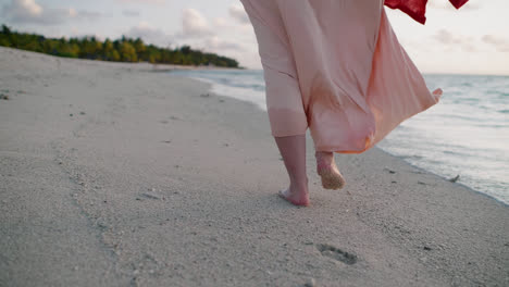 Nahaufnahme-Eines-Backshot-Videos-Einer-Frau-In-Einem-Fließenden-Kleid