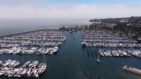 Santa-Barbara-Yacht-Port---Boats-Docked-in-Beautiful-Harbor-on-Pacific-Ocean