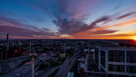 Zeitraffer-Von-Dramatischen-Sonnenuntergangswolken,-Die-über-Die-Kallio-Stadtlandschaft-Von-Helsinki-Ziehen