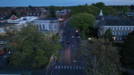 Vuelo-De-Un-Dron-Sobre-Una-Calle-Con-Tráfico-En-Una-Pequeña-Ciudad-De-Estados-Unidos