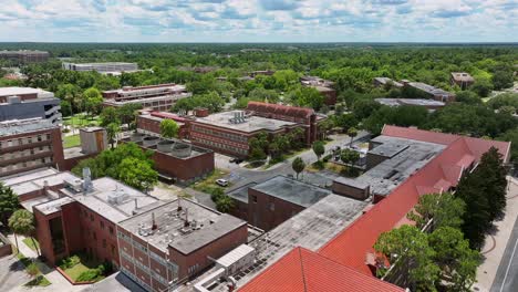 Universidad-De-Florida-En-La-Ciudad-De-Gainesville-Con-Edificios-De-Ladrillo-Rojo-Durante-Un-Día-Soleado