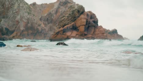 Ocean-waves-crashing-on-Rocks