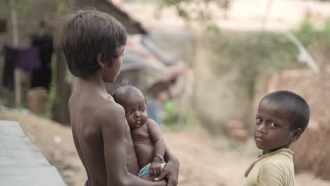 Un-Niño-De-La-Calle-Sostiene-A-Un-Bebé