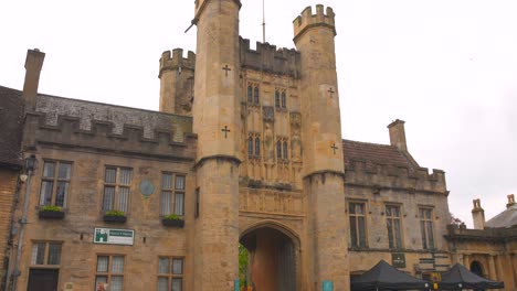 Medieval-Gate-House-To-The-Bishops-Palace-In-Wells,-Somerset-England,-United-Kingdom